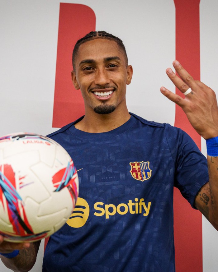 Raphinha a gardé le ballon en souvenir de son triplet ! Raphinha a gardé le ballon en souvenir de son triplet !