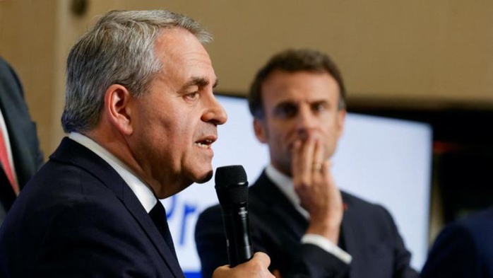 Matignon: Macron presse tour à tour droite et gauche sur les noms de Bertrand et Cazeneuve Matignon: Macron presse tour à tour droite et gauche sur les noms de Bertrand et Cazeneuve