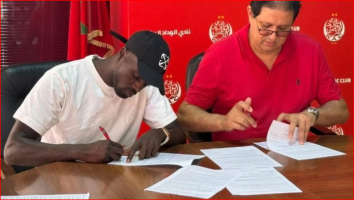 Le président du Wydad et M’Baye Niang au moment de la signature du contrat Le président du Wydad et M’Baye Niang au moment de la signature du contrat