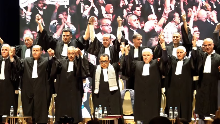 5.000 avocats crient leur colère contre le gouvernement au Théatre Mohammed V à Rabat. 5.000 avocats crient leur colère contre le gouvernement au Théatre Mohammed V à Rabat.