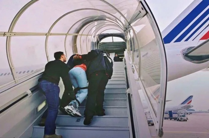 France - Immigration : "Expulser plus, régulariser moins" France - Immigration : "Expulser plus, régulariser moins"