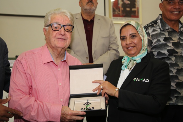 Dr Fatima Abouali (AMAD) rendant hommage au Doyen des journalistes sportifs marocains, M. Abdellatif Chraibi. Dr Fatima Abouali (AMAD) rendant hommage au Doyen des journalistes sportifs marocains, M. Abdellatif Chraibi.