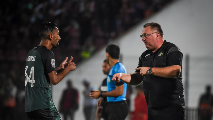 Le capitaine de l'AS FAR, Rabie Hrimat, aux côtés de l'entraîneur polonais Czesław Michniewicz. Le capitaine de l'AS FAR, Rabie Hrimat, aux côtés de l'entraîneur polonais Czesław Michniewicz.