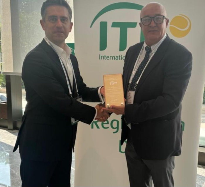 Le 1er vice-président de la FRMT, Aziz Laarraf, recevant les trophées des mains du représentant de l'ITF. Le 1er vice-président de la FRMT, Aziz Laarraf, recevant les trophées des mains du représentant de l'ITF.