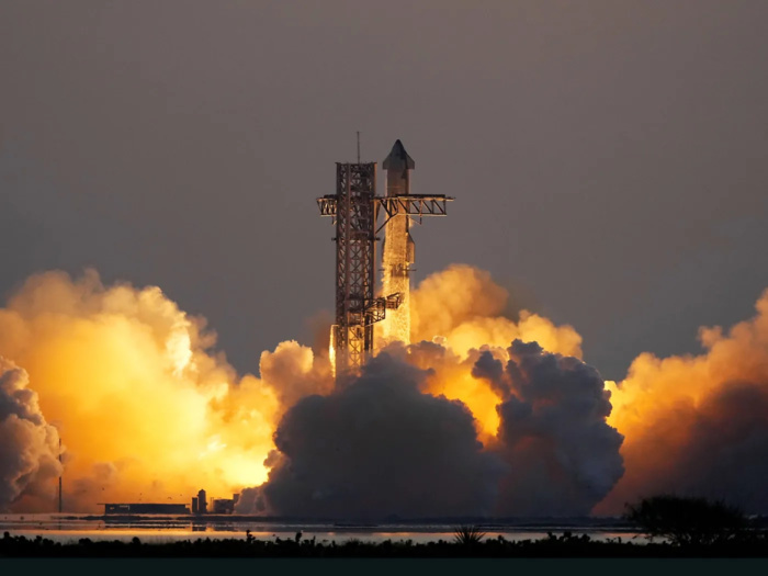 SpaceX réussit à rattraper une partie de sa mégafusée Starship, une première SpaceX réussit à rattraper une partie de sa mégafusée Starship, une première