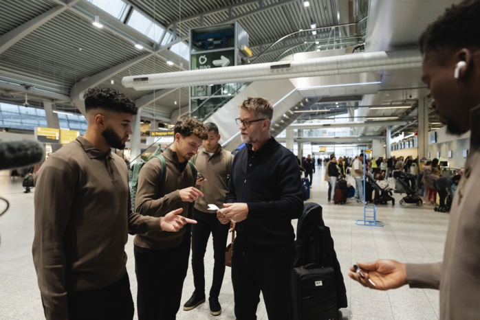 Saibari recevant son billet d'embarquement vers Paris ! Saibari recevant son billet d'embarquement vers Paris !