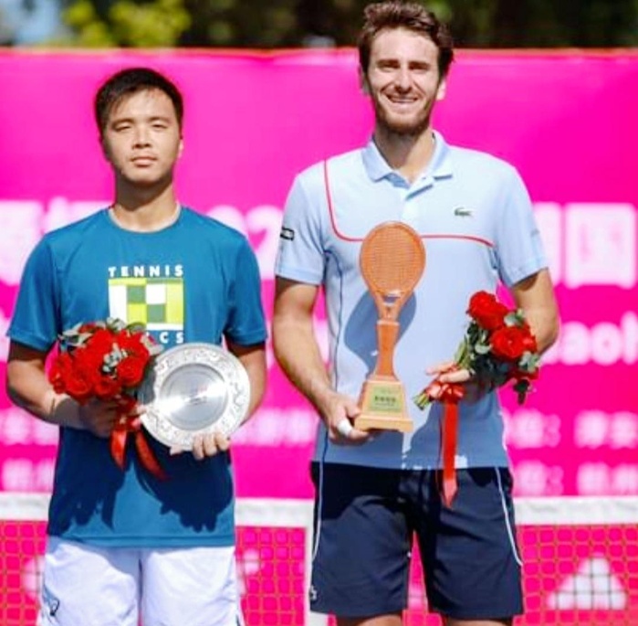 Elliot tout fier de son exploit chinois. Elliot tout fier de son exploit chinois.