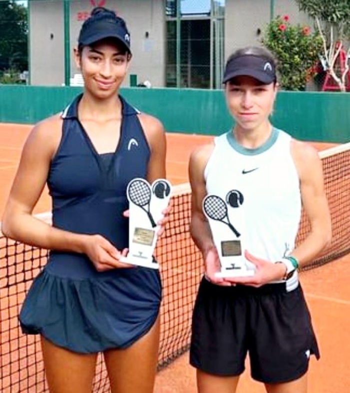 Yasmine aux côtés de sa rivale . Yasmine aux côtés de sa rivale .