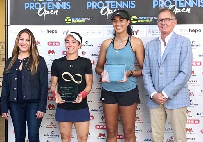 Diae et sa partenaire arborant leur trophée Diae et sa partenaire arborant leur trophée