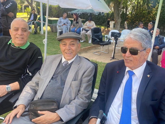 Un arbitre , un dirigeant et un joueur devenu par la suite entraineur ensemble : l'amitié, le respect et l'estime réciproque , c'est ce qui reste quand on baisse le rideau professionnel !.. Des valeurs immuables ! Hamidouche avec Haj Hanat et Abdelali Naciri Un arbitre , un dirigeant et un joueur devenu par la suite entraineur ensemble : l'amitié, le respect et l'estime réciproque , c'est ce qui reste quand on baisse le rideau professionnel !.. Des valeurs immuables ! Hamidouche avec Haj Hanat et Abdelali Naciri