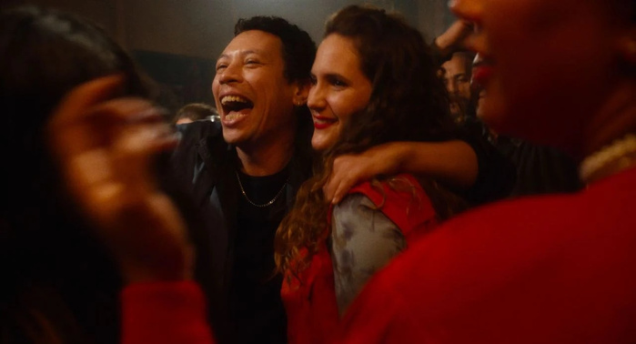 La Mer au loin : une fresque mélodramatique entre l’exil et l’amour La Mer au loin : une fresque mélodramatique entre l’exil et l’amour