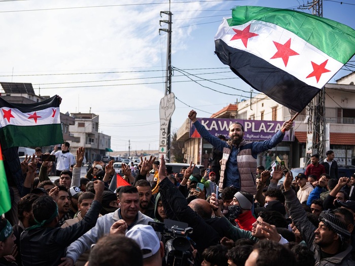 Des milliers de Syriens dans la rue pour fêter la victoire de la révolution" Des milliers de Syriens dans la rue pour fêter la victoire de la révolution"