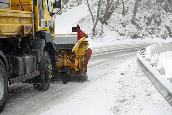 Ifrane : les autorités se mobilisent pour rétablir la circulation suite aux chutes de neige Ifrane : les autorités se mobilisent pour rétablir la circulation suite aux chutes de neige