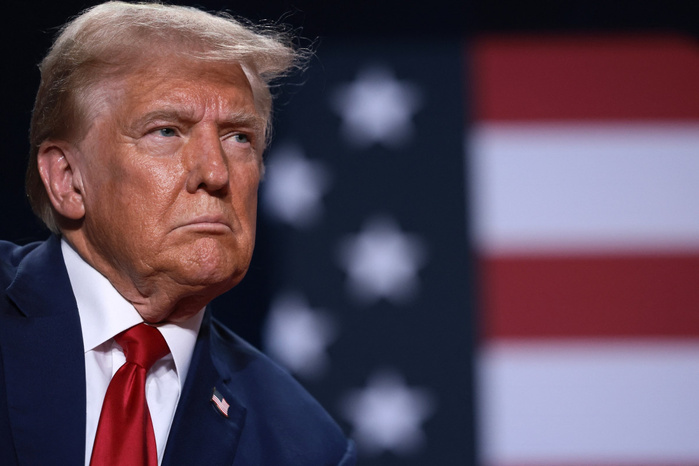 7,5 milliards de dollars, c'était le montant alloué par Biden pour développer le réseau national de bornes de recharges. Ce plan est suspendu depuis l'investiture de Trump. 7,5 milliards de dollars, c'était le montant alloué par Biden pour développer le réseau national de bornes de recharges. Ce plan est suspendu depuis l'investiture de Trump.