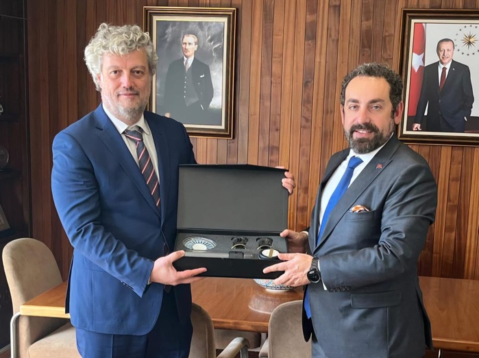 à droite Mustafa Ilker Kiliç, L’Ambassadeur de Turquie au Maroc. à gauche M. Erhan Ülgen, Directeur pour le Moyen-Orient et l’Afrique de l’entreprise de défense turque ASELSAN à droite Mustafa Ilker Kiliç, L’Ambassadeur de Turquie au Maroc. à gauche M. Erhan Ülgen, Directeur pour le Moyen-Orient et l’Afrique de l’entreprise de défense turque ASELSAN