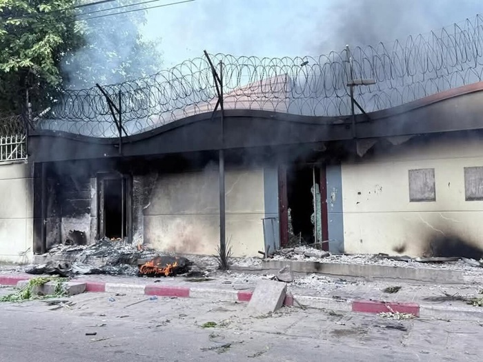 Ambassade de france a Kinshasa incendié Ambassade de france a Kinshasa incendié