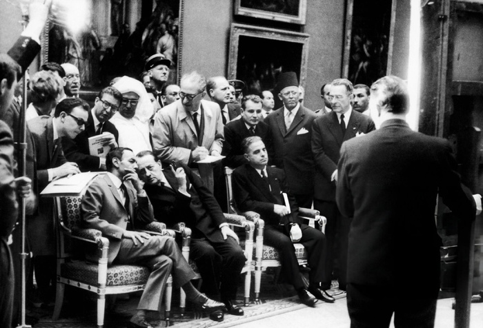 Hassan II et André Malraux au musée du Louvre en 1963. A gauche sur la photo (portant lunettes noires), le journaliste français Jean-François Kahn. Hassan II et André Malraux au musée du Louvre en 1963. A gauche sur la photo (portant lunettes noires), le journaliste français Jean-François Kahn.