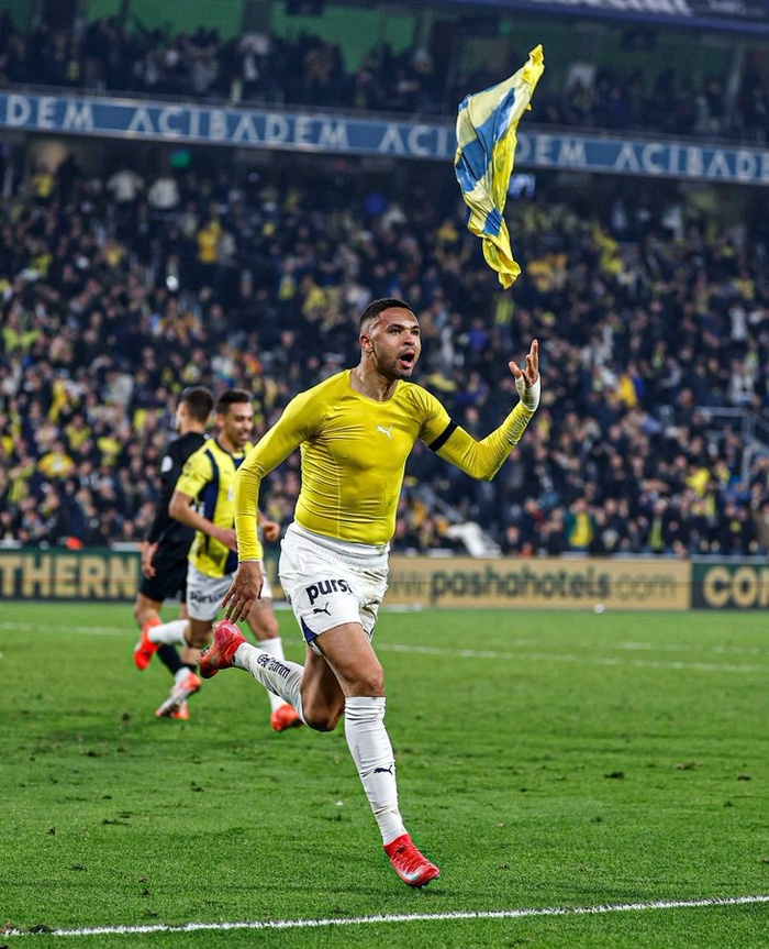 Juste après, il est expulsé pour comportement anti-sportif ! Juste après, il est expulsé pour comportement anti-sportif !