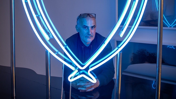 Il se moque de l’art avec beaucoup de sérieux. Il se moque de l’art avec beaucoup de sérieux.