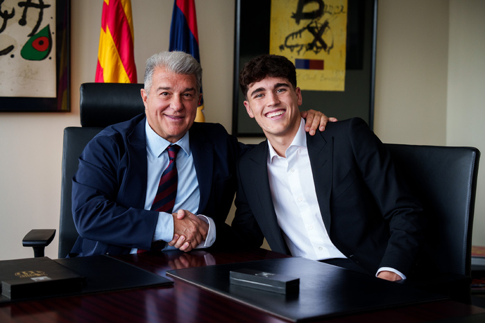 Pau Cubarsí prolonge avec le FC Barcelone jusqu’en 2029 Pau Cubarsí prolonge avec le FC Barcelone jusqu’en 2029