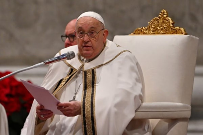 Le pape n'est "pas hors de danger" et restera hospitalisé au moins dix jours Le pape n'est "pas hors de danger" et restera hospitalisé au moins dix jours