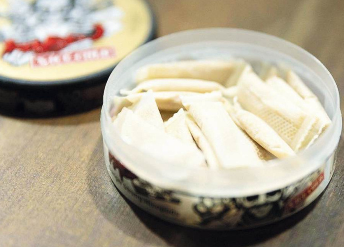 Les sachets de nicotine «Pablo» font fureur chez les jeunes marocains. Les sachets de nicotine «Pablo» font fureur chez les jeunes marocains.