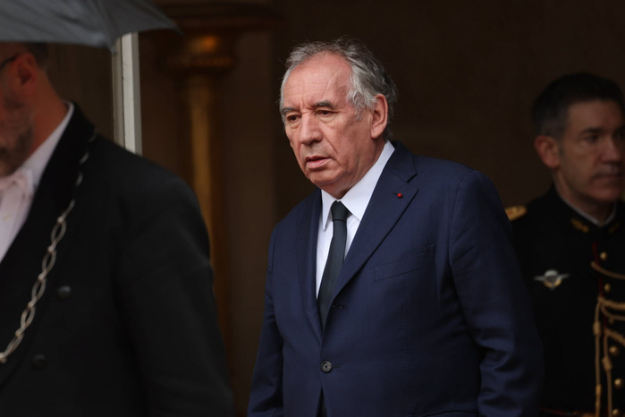 Tensions franco-algériennes : François Bayrou veut une renégociation des accords de 1968 Tensions franco-algériennes : François Bayrou veut une renégociation des accords de 1968