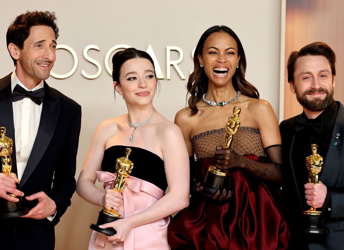 Adrien Brody, Mikey Madison, Zoe Saldaña et Kieran Culkin posent avec leurs statuettes après la 97e cérémonie des Oscars, à Hollywood (Etats-Unis), le 3 mars 2025. (MIKE COPPOLA / GETTY IMAGES NORTH AMERICA / AFP) Adrien Brody, Mikey Madison, Zoe Saldaña et Kieran Culkin posent avec leurs statuettes après la 97e cérémonie des Oscars, à Hollywood (Etats-Unis), le 3 mars 2025. (MIKE COPPOLA / GETTY IMAGES NORTH AMERICA / AFP)