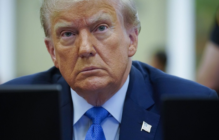 Donald Trump suspend les aides militaires à l'Ukraine Donald Trump suspend les aides militaires à l'Ukraine