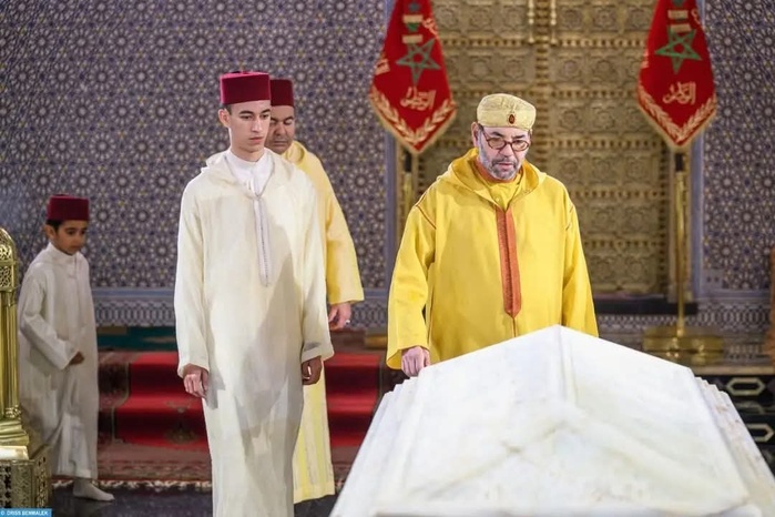 SM le Roi, Amir Al Mouminine, se recueille sur la tombe de Feu SM le Roi Mohammed V SM le Roi, Amir Al Mouminine, se recueille sur la tombe de Feu SM le Roi Mohammed V