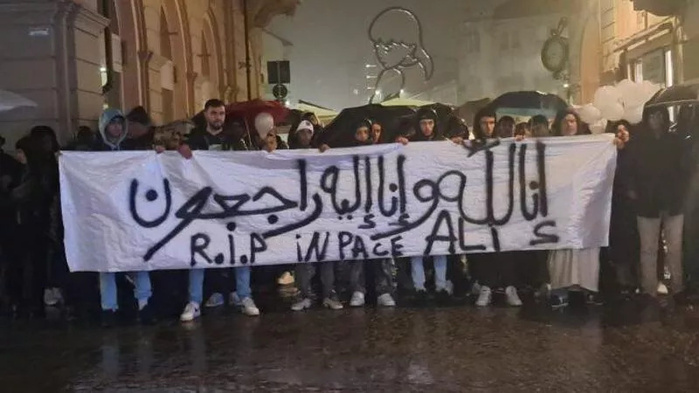 Membre de la communauté immigrée d'Alba marchant en solidarité avec la famille de Ali Gallib. Source: La Stampa Membre de la communauté immigrée d'Alba marchant en solidarité avec la famille de Ali Gallib. Source: La Stampa