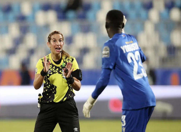 Arbitrage: "Bouchra Karboubi, un parcours d'excellence et de persévérance", selon la CAF Arbitrage: "Bouchra Karboubi, un parcours d'excellence et de persévérance", selon la CAF