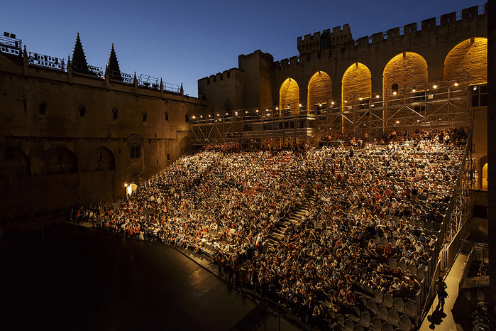 Cours d'honneur Palais des Papes pendant le Festival d'Avignon Cours d'honneur Palais des Papes pendant le Festival d'Avignon