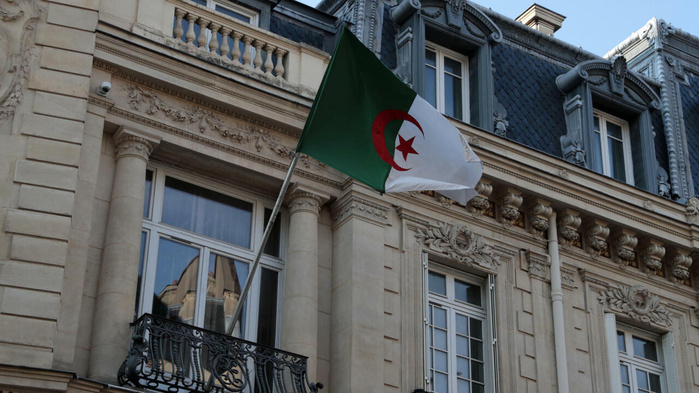 Nouvelle crise entre Paris et Alger suite à la détention d'un agent consulaire algérien Nouvelle crise entre Paris et Alger suite à la détention d'un agent consulaire algérien