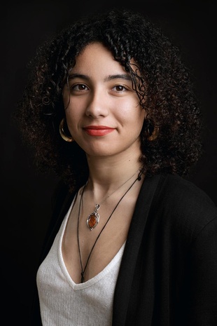 Entretien avec Kenza Chikari Hassar : «Je suis très inspirée par le chaos complexifié derrière la simplicité de Yasmina Reza» Entretien avec Kenza Chikari Hassar : «Je suis très inspirée par le chaos complexifié derrière la simplicité de Yasmina Reza»