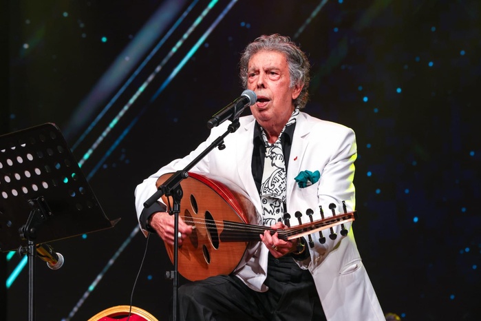 Abdelwahab Doukkali mage du Tarab, ensorcelle Rabatsous les ors d'une scénographie visionnaire Abdelwahab Doukkali mage du Tarab, ensorcelle Rabatsous les ors d'une scénographie visionnaire