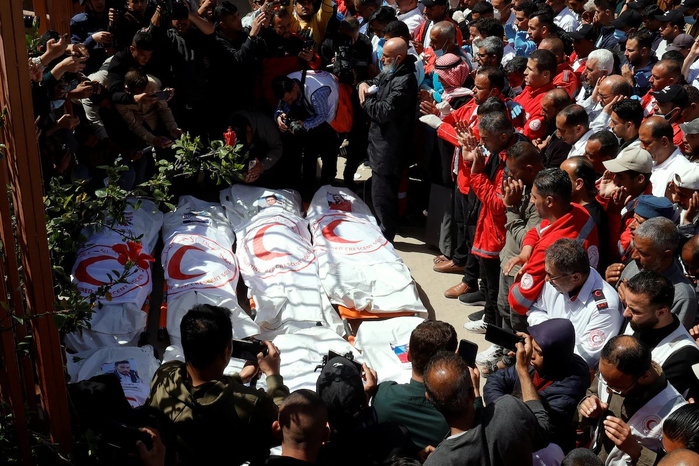 Secouristes tués à Gaza: la Défense civile dénonce des "exécutions sommaires" Secouristes tués à Gaza: la Défense civile dénonce des "exécutions sommaires"