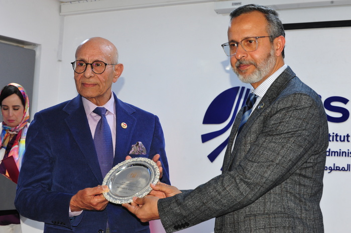 À gauche : Dr Abdellatif Bahraoui, Président de l'Association d'Amitié Maroco-Russe, venu représenter Anatoly Karpov. À droite : Abdellah Laissaoui, président de l'ISMAGI. À gauche : Dr Abdellatif Bahraoui, Président de l'Association d'Amitié Maroco-Russe, venu représenter Anatoly Karpov. À droite : Abdellah Laissaoui, président de l'ISMAGI.