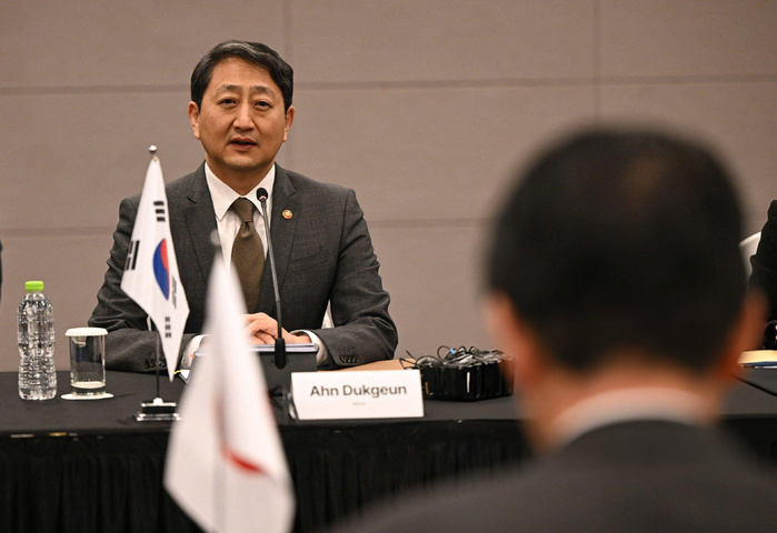 Ahn Duk-geun, ministre sud-coréen du Commerce, de l’Industrie et de l’Énergie. Ahn Duk-geun, ministre sud-coréen du Commerce, de l’Industrie et de l’Énergie.