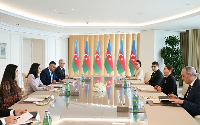 Bakou : SAR la Princesse Lalla Hasnaa rencontre la Première Dame d’Azerbaïdjan