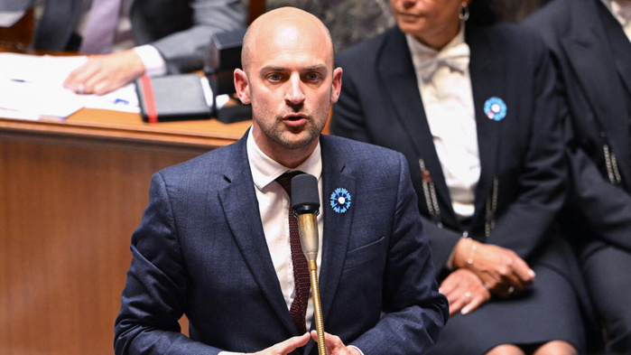 Expulsions de fonctionnaires français d'Algérie: la France va "renvoyer" à son tour des diplomates algériens Expulsions de fonctionnaires français d'Algérie: la France va "renvoyer" à son tour des diplomates algériens