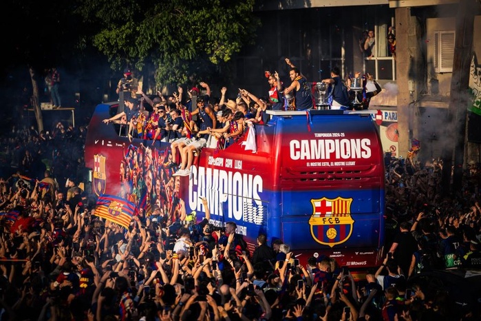 FC Barcelone : Les Catalans célèbrent leur titre dans les rues de la ville FC Barcelone : Les Catalans célèbrent leur titre dans les rues de la ville