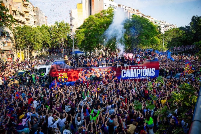 FC Barcelone : Les Catalans célèbrent leur titre dans les rues de la ville FC Barcelone : Les Catalans célèbrent leur titre dans les rues de la ville