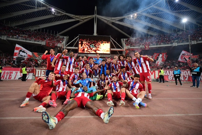 Ayoub El Kaabi offre la coupe de Grèce à l’Olympiakos Ayoub El Kaabi offre la coupe de Grèce à l’Olympiakos