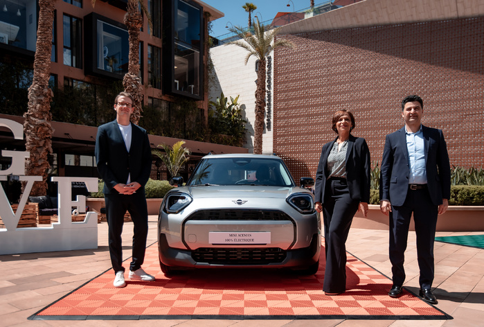 Au centre, Majdouline Chafai El Alaoui, Directrice des marques BMW et MINI chez Smeia et à droite, Ali Houari Directeur commercial BMW MINI Maroc, lors de la présentation de la nouvelle gamme MINI à Marrakech.