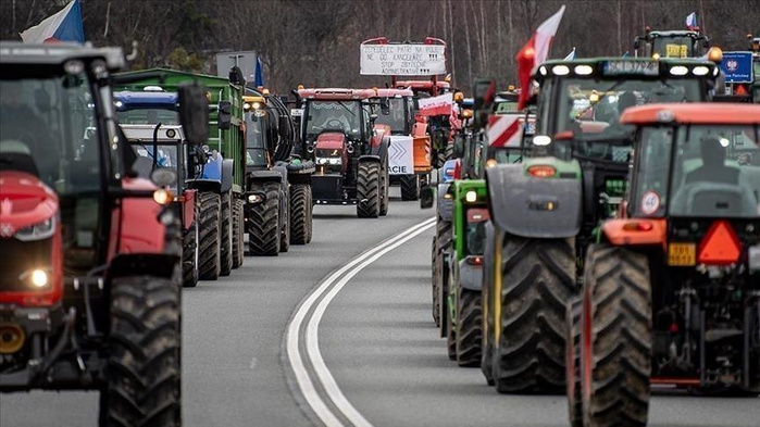 Les agriculteurs français manifestent devant l'Assemblée nationale Les agriculteurs français manifestent devant l'Assemblée nationale