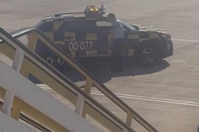 La police portugaise attendant le groupe perturbateur du vol. Crédit: Jam Press La police portugaise attendant le groupe perturbateur du vol. Crédit: Jam Press