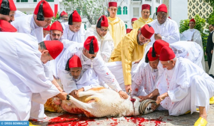 SM le Roi, Amir Al-Mouminine, accomplit la prière de l’Aïd Al-Adha à la mosquée Hassan II à Tétouan et reçoit les vœux en cette heureuse occasion