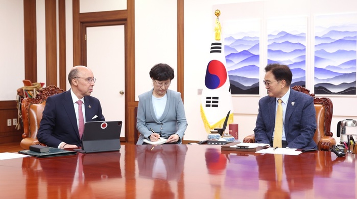 Le président de l’Assemblée sud-coréenne reçoit l’ambassadeur du Maroc : une visite officielle au Maroc en perspective Le président de l’Assemblée sud-coréenne reçoit l’ambassadeur du Maroc : une visite officielle au Maroc en perspective