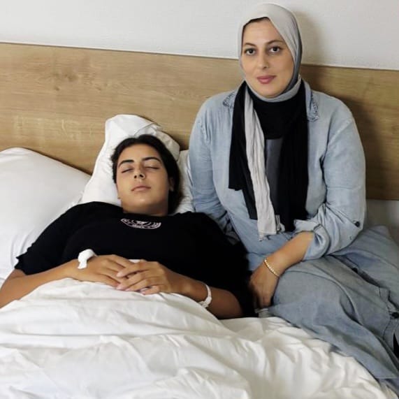 Aya avec à son chevet sa maman. Aya avec à son chevet sa maman.